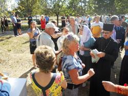 Тітушки спробували зірвати освячення хреста в Маріуполі.(ФОТО) Тітушки спробували зірвати освячення хреста в Маріуполі.(ФОТО)